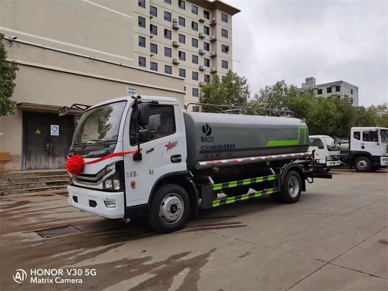 東風多利卡 9.3 方灑水車